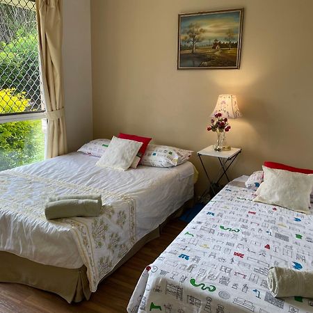 Theme Parks Amituofo Homestay โกลด์โคสต์ ภายนอก รูปภาพ