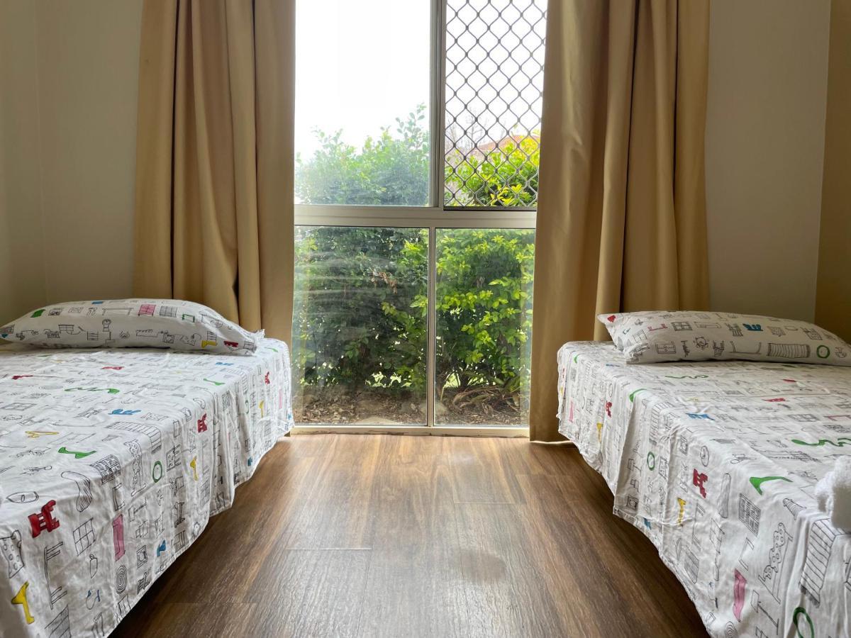 Theme Parks Amituofo Homestay โกลด์โคสต์ ภายนอก รูปภาพ