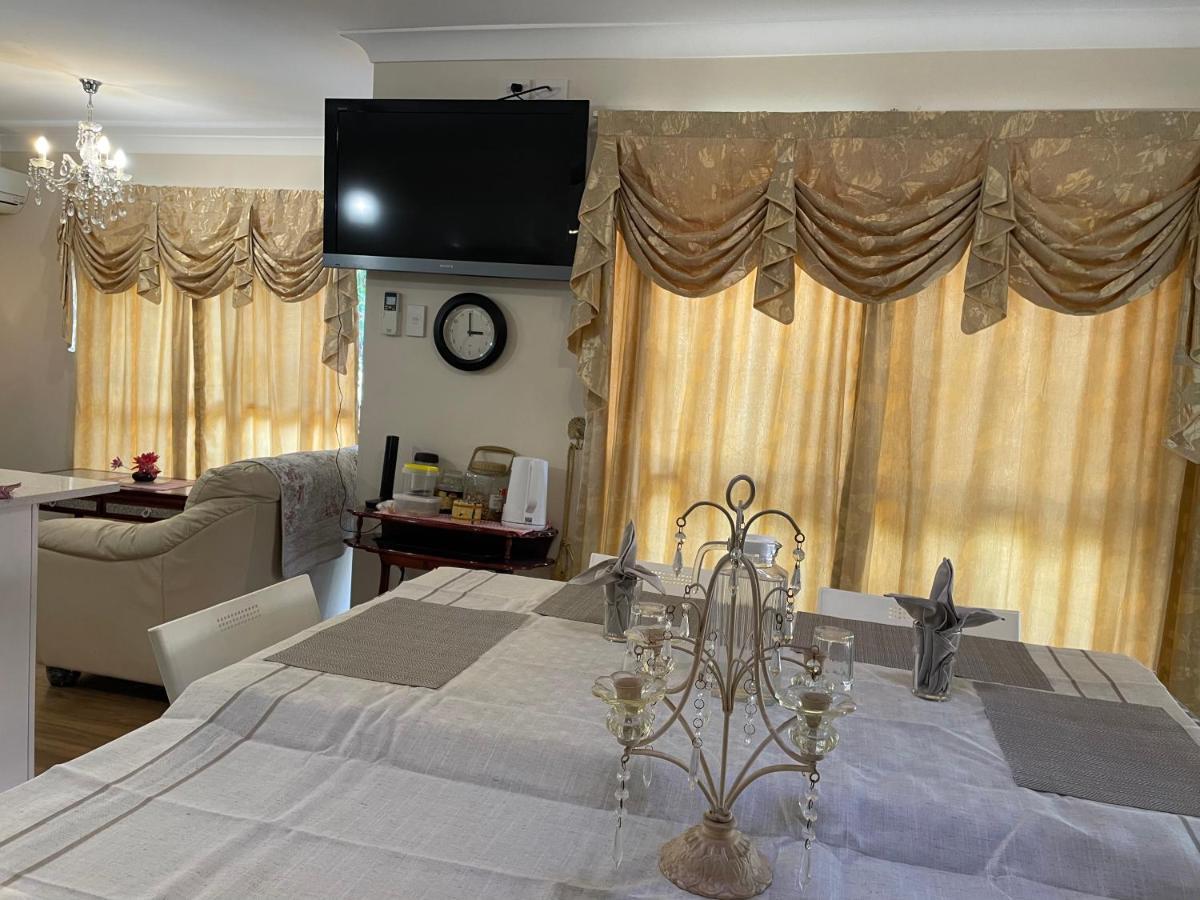 Theme Parks Amituofo Homestay โกลด์โคสต์ ภายนอก รูปภาพ