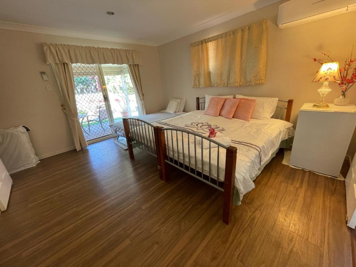 Theme Parks Amituofo Homestay โกลด์โคสต์ ภายนอก รูปภาพ
