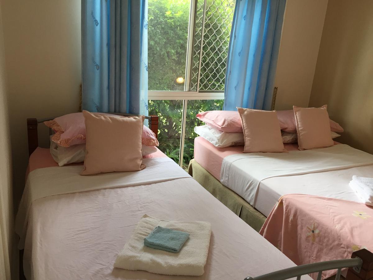 Theme Parks Amituofo Homestay โกลด์โคสต์ ภายนอก รูปภาพ