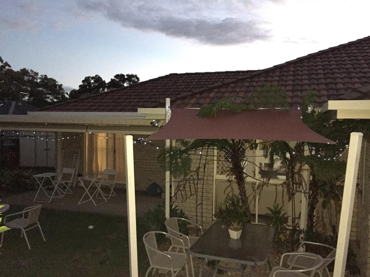 Theme Parks Amituofo Homestay โกลด์โคสต์ ภายนอก รูปภาพ